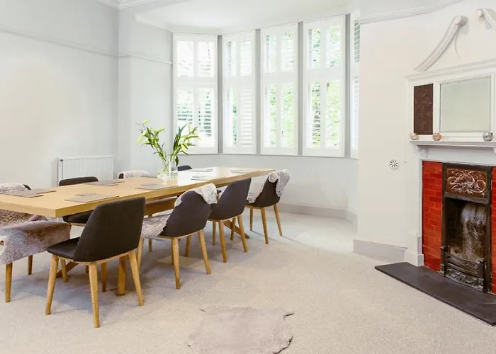 Ramsay Gardens - Grand 4-Bedroom Apartment Next To Castle