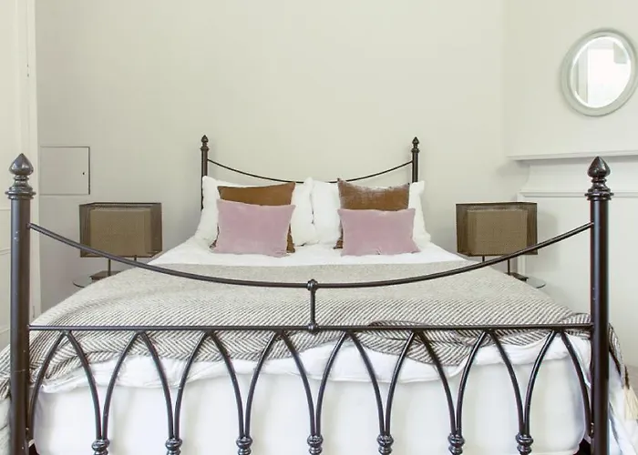 Ramsay Gardens - Grand 4-Bedroom Apartment Next To Castle